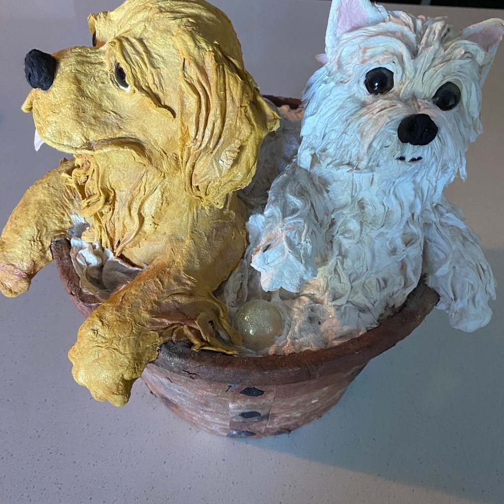 papier-mâché dogs in a papier-mâché basket artist signed. Purchased in a Gallery - Picture 14 of 16